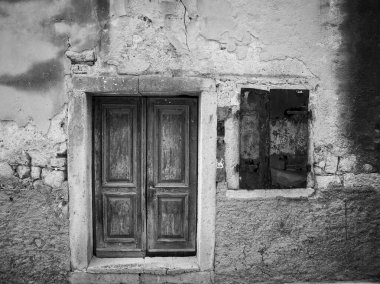 Çok eski kapı ve pencere ahşap, eski ev (Island Cres, Hırvatistan), siyah ve beyaz