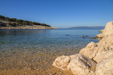 Cres 'te (Hırvatistan) deniz kenarında güzel bir günde, gün ışığında, mavi gökyüzünde