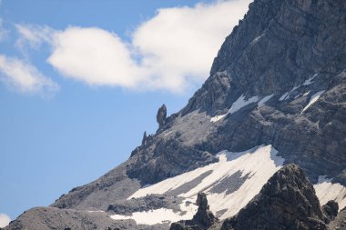 Ortler Alpleri Stelvo Geçidi yakınlarında güneşli bir yaz gününde, mavi gökyüzü