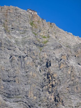 Sulden, İtalya - 09 Temmuz 2023: Güneşli bir yaz gününde Sulden (Güney Tyrol, İtalya) yakınlarındaki Ortler Alplerinde Payerhuette