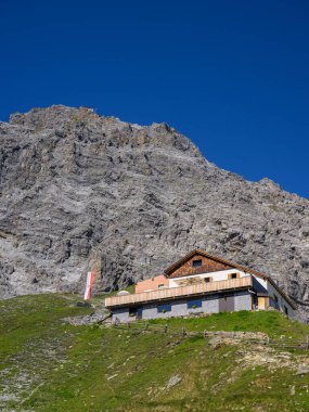 Sulden, İtalya - 09 Temmuz 2023: Güneşli bir yaz gününde Sulden (Güney Tyrol, İtalya) yakınlarındaki Ortler Alplerinde Tabarettahuette