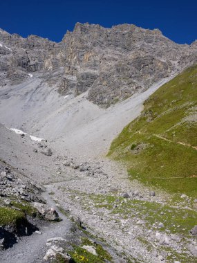 Sulden yakınlarındaki Ortler Alpleri (Güney Tirol, İtalya) yaz aylarında güneşli bir günde