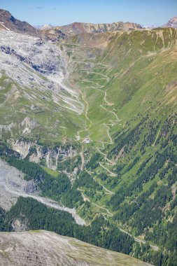 Sulden (Güney Tyrol, İtalya) yakınlarındaki Ortler Alplerinde Stelvio Geçidi 'nde güneşli bir yaz günü