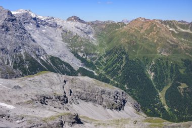 Sulden (Güney Tyrol, İtalya) yakınlarındaki Ortler Alplerinde Stelvio Geçidi 'nde güneşli bir yaz günü
