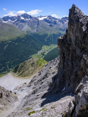 Sulden (Güney Tyrol, İtalya) yazın güneşli bir günde