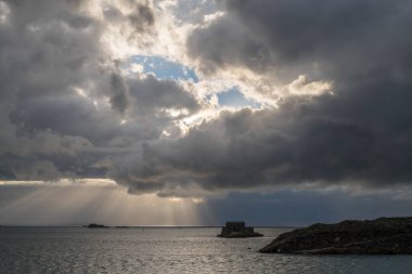 Okyanus manzarası ve Saint Malo 'dan küçük adalar. Yazın bulutlu dramatik gökyüzü.