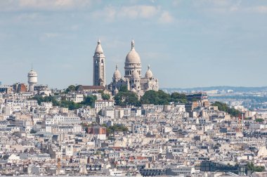 Paris, Fransa - 28 Ağustos 2016: Eiffel Kulesi 'nden Paris üzerindeki hava manzarası, yazın güneşli bir gün