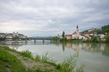 Passau, Germay - 15 Nisan 2024: Passau ile Innstadt arasında nehir boyunca köprü, ilkbaharda bulutlu bir gün