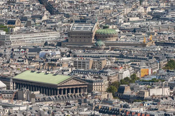 Paris, Fransa - 28 Ağustos 2016: Paris üzerinde Eyfel Kulesi 'nden havadan görüş, yazın güneşli bir gün, opera