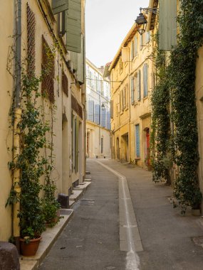 Arles, Fransa - 01 Mart 2023: Arles 'in merkezinde boş bir cadde, açık bir kış akşamı