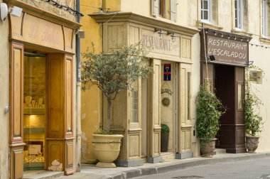 Arles, Fransa - 08 Mart 2023: Güneşli bir kış gününde Arles 'in merkezinde boş bir cadde