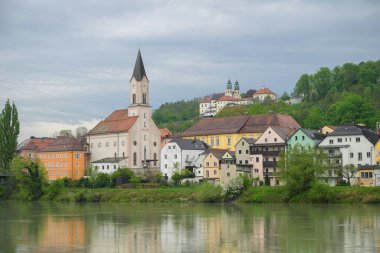 Passau, Germay - 15 Nisan 2024: İlkbaharda sakin bulutlu bir günde Innstadt