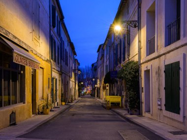 Arles, Fransa - 13 Mart 2023: Arles (Fransa) 'nın merkezindeki boş cadde, açık bir kış gününde