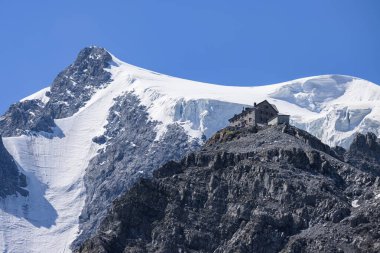 Sulden, İtalya - 09 Temmuz 2023: Güneşli bir yaz gününde Sulden (Güney Tyrol, İtalya) yakınlarındaki Ortler Alplerinde Payerhuette