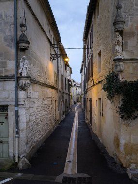 Arles, Fransa - 07 Mart 2023: Arles 'in merkezinde boş bir sokak, açık bir kış akşamı
