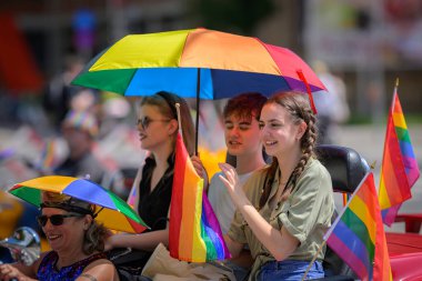 Viyana, Avusturya - Haziran 08, 2024: Yazın Viyana Gururu 'nda Wiener Ringstrasse' de insanlar, arabada genç insanlar, renkli şemsiyeler