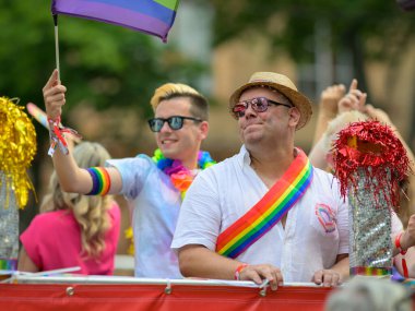 Viyana, Avusturya - 08 Haziran 2024: Yazın Viyana Gururu 'nda Wiener Ringstrasse' de insanlar, bir kamyonun üzerinde duran şapka ve güneş gözlüklü adam