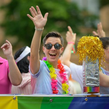 Viyana, Avusturya - Haziran 08, 2024: Yazın Viyana Gururu 'nda Wiener Ringstrasse' de insanlar, kamyonda el sallayan bir kadın