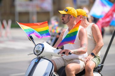 Viyana, Avusturya - 08 Haziran 2024: Yazın Viyana Gururu 'nda Wiener Ringstrasse' de motosiklet süren iki adam