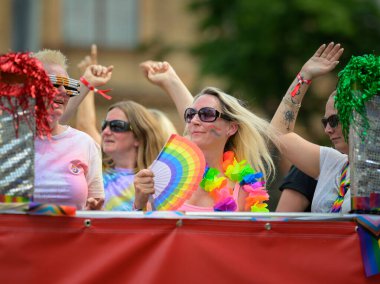 Viyana, Avusturya - 08 Haziran 2024: Yazın Viyana Gururu 'nda Wiener Ringstrasse' de insanlar, güneş gözlüklü bir kadın ve bir vantilatör bir kamyonun üzerinde duruyor