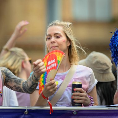 Viyana, Avusturya - 08 Haziran 2024: Yazın Viyana Gururu 'nda Wiener Ringstrasse' de insanlar, kamyonda duran kadın