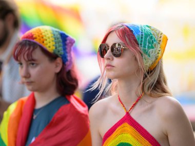 Viyana, Avusturya - Haziran 08, 2024: Yazın Viyana Gururu 'nda Wiener Ringstrasse' de insanlar, yürüyen kadınlar