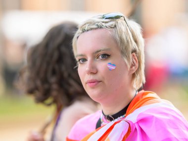 Viyana, Avusturya - Haziran 08, 2024: Yazın Viyana Gururu 'nda Wiener Ringstrasse, kadın portresi