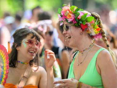 Viyana, Avusturya - Haziran 08, 2024: Yazın Viyana Gururu 'nda Wiener Ringstrasse, kadın yürüyüşü