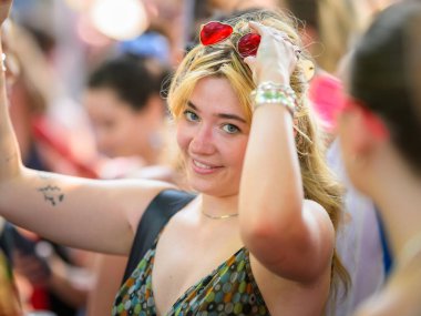 Viyana, Avusturya - Haziran 08, 2024: Yazın Viyana Gururu 'nda Wiener Ringstrasse, kırmızı güneş gözlüklü bir kadının portresi