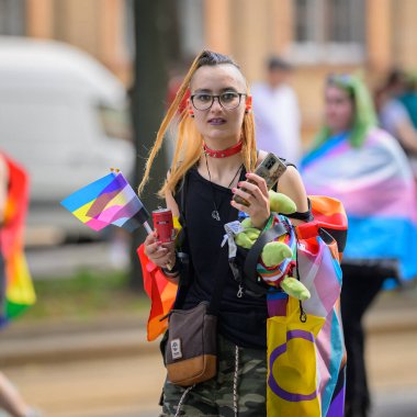 Viyana, Avusturya - Haziran 08, 2024: Yazın Viyana Gururu 'nda Wiener Ringstrasse, kadın portresi
