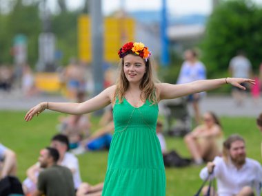 Viyana, Avusturya - Haziran 08, 2024: Yazın Viyana Gururu 'nda Wiener Ringstrasse, yeşil elbiseli dans eden kadın