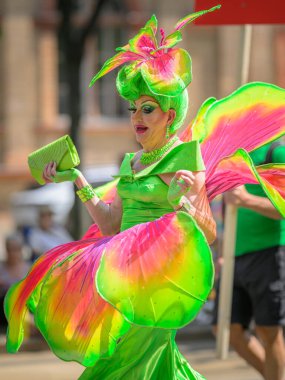 Viyana, Avusturya - Haziran 08, 2024: Yazın Viyana Gururu 'nda Wiener Ringstrasse, travesti, sokakta yürüyen renkli elbiseler içinde insanlar