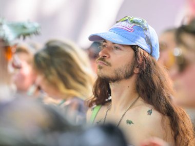 Viyana, Avusturya - Haziran 08, 2024: Yazın Viyana Gururu 'nda Wiener Ringstrasse, mavi şapkalı bir adamın portresi