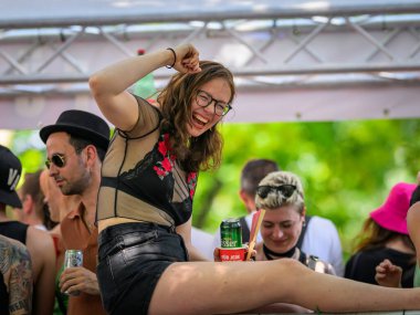 Viyana, Avusturya - 08 Haziran 2024: Yazın Viyana Gururu 'nda Wiener Ringstrasse' de insanlar, kamyonda oturan kadın