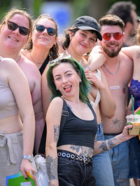 Viyana, Avusturya - Haziran 08, 2024: Yazın Viyana Gururu 'nda Wiener Ringstrasse' de insanlar, sokakta dans eden bir kadının portresi