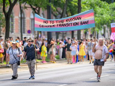 Viyana, Avusturya - Haziran 08, 2024: Yazın Viyana Gururu 'nda Wiener Ringstrasse' de insanlar, büyük bir tabelayla yürüyen adamlar