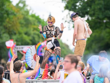 Viyana, Avusturya - Haziran 08, 2024: Yazın Viyana Gururu 'nda Wiener Ringstrasse' de insanlar, sokakta dans eden kadın