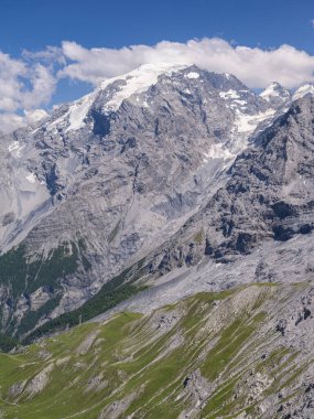 Bazı saç tokası stelvio Pass (Southy Tirol, İtalya) yaz aylarında güneşli bir günde doğu rampasının üst yakın döner