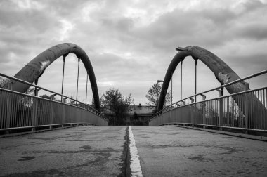 Viyana, Avusturya - 19 Nisan 2023: Bulutlu bir günde Viyana 'nın ortasında eski bir köprü