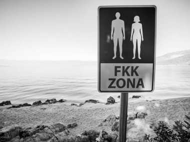 Cres, Hırvatistan - 11 Kasım 2022: Şehir girişindeki plajda gün ışığında bir tabela