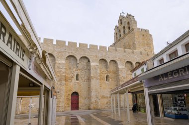 Saintes Maries de la Mer, Fransa - 9 Mart 2023 Baharda bulutlu bir günde Saintes Maries de la Mer Kilisesi