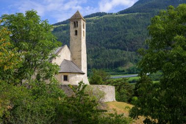 Eski Sankt Veit am Bichl Kilisesi (Güney Tyrol, İtalya) güneşli bir yaz gününde, mavi gökyüzü