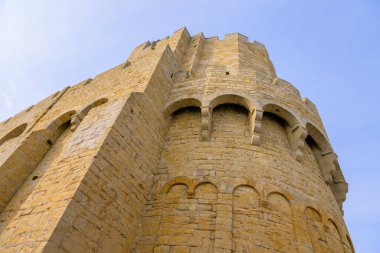 Saintes Maries de la Mer, Fransa - 9 Mart 2023 Baharda bulutlu bir günde Saintes Maries de la Mer Kilisesi