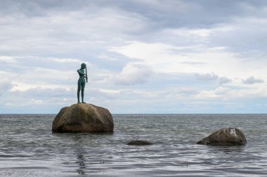 Satış, Almanya - 2 Temmuz 2024: Bulutlu bir günde denizde bir kızın heykeli