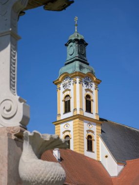 Reichersberg, Avusturya - 12 Nisan 2024: Reichersberg Manastırı Baharın güneşli bir gününde, mavi gökyüzü