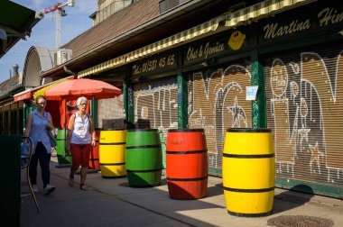 Viyana, Avusturya - 26 Ağustos 2022: Güneşli bir günde Viyana 'da bir pazarda yürüyen iki kadın