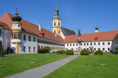 Reichersberg, Avusturya - 12 Nisan 2024: Reichersberg Manastırı Baharın güneşli bir gününde, mavi gökyüzü