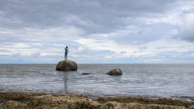Satış, Almanya - 2 Temmuz 2024: Bulutlu bir günde denizde bir kızın heykeli