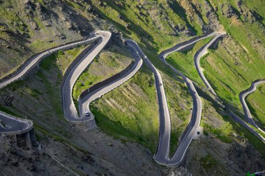 Stelvio Geçidi, İtalya - 15 Temmuz 2023: Güneşli bir yaz gününde Stelvio Geçidi, saç tokası döner