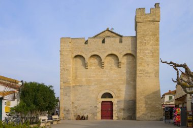 Saintes Maries de la Mer, Fransa - 9 Mart 2023 Baharda bulutlu bir günde Saintes Maries de la Mer Kilisesi